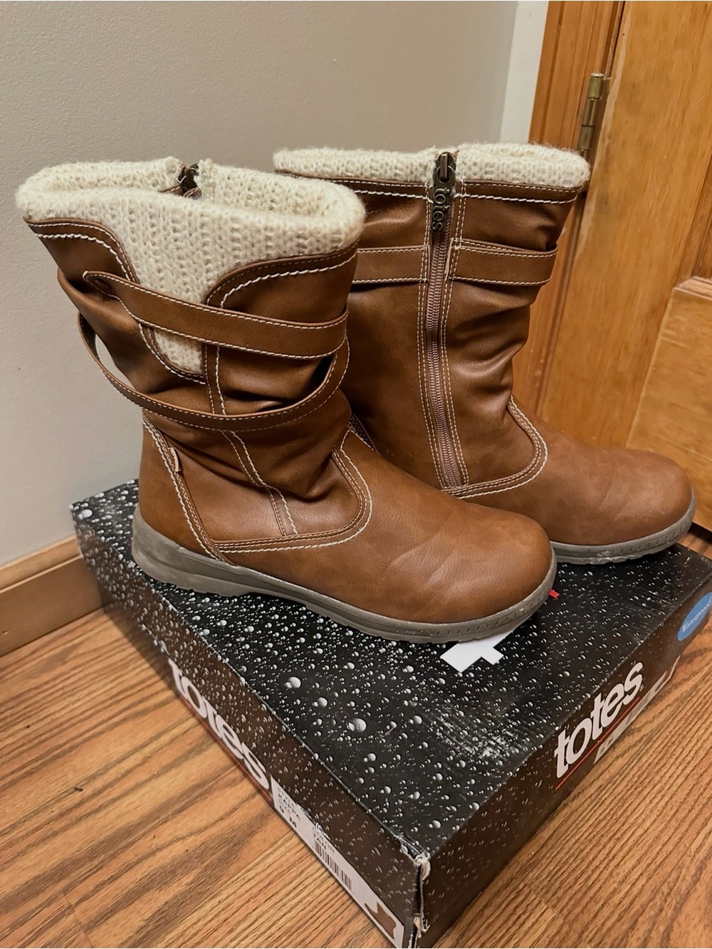 totes Women’s Winter Boot with Cream Knit Collar